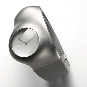 有機的なフォルムの腕時計 ISSEY MIYAKE「Hu」